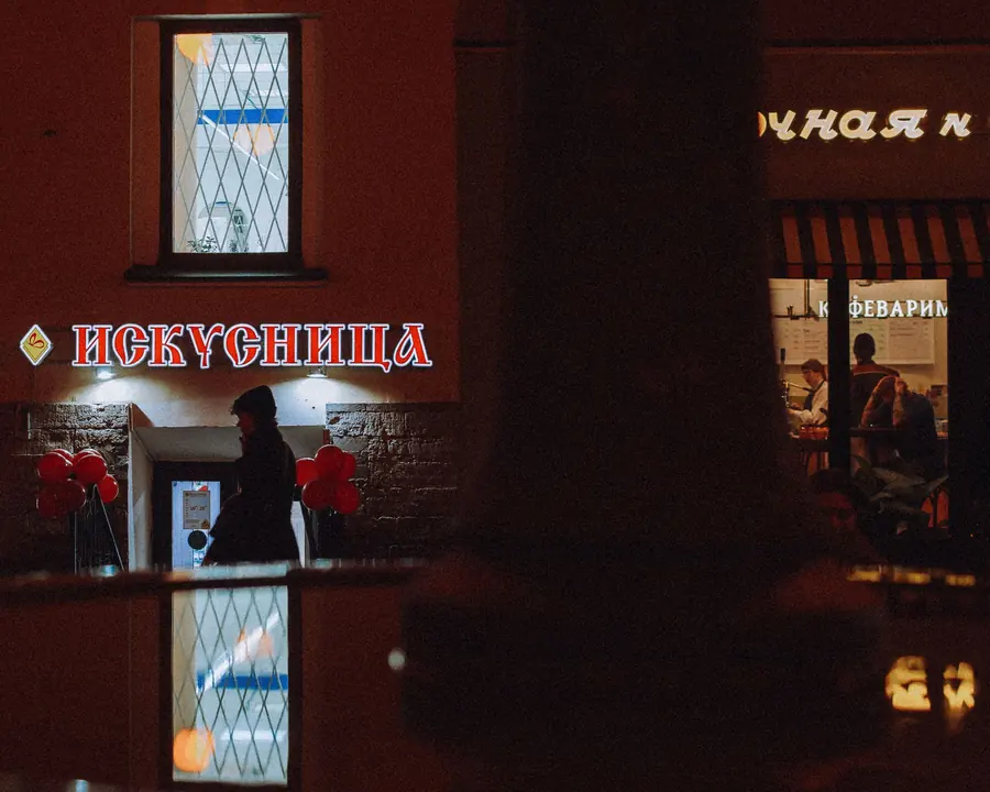 A halal sign displayed in a restaurant window