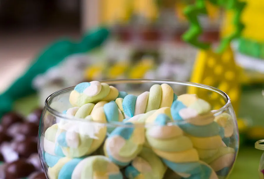 White marshmallows in a bowl
