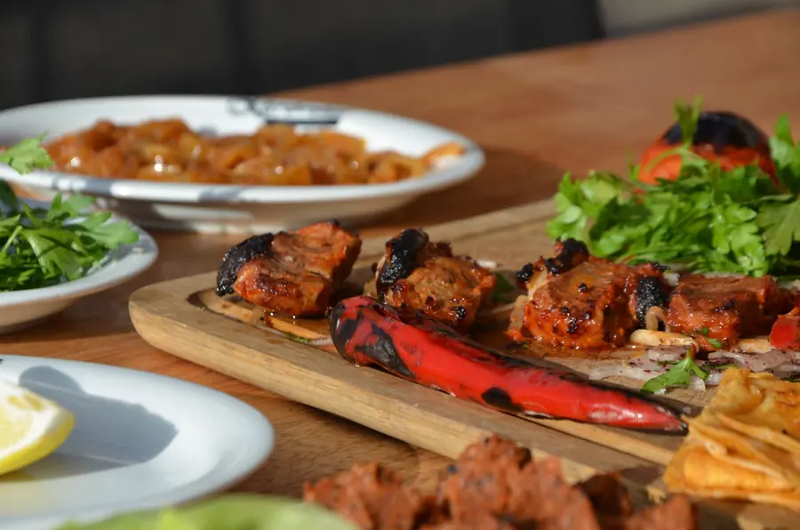 Grilled skewers served with lemon and herbs